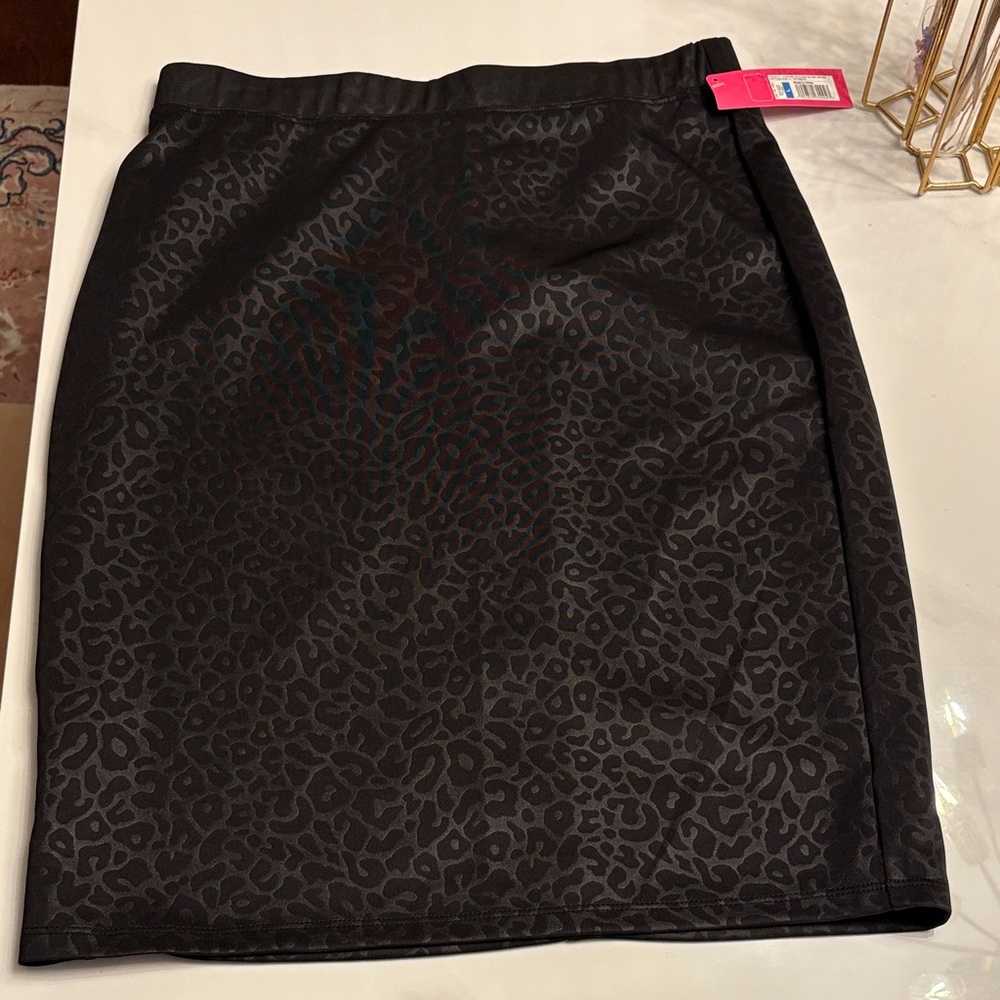 Xhilaration Woman’s Black Skirt Brand New with Tags Size Large